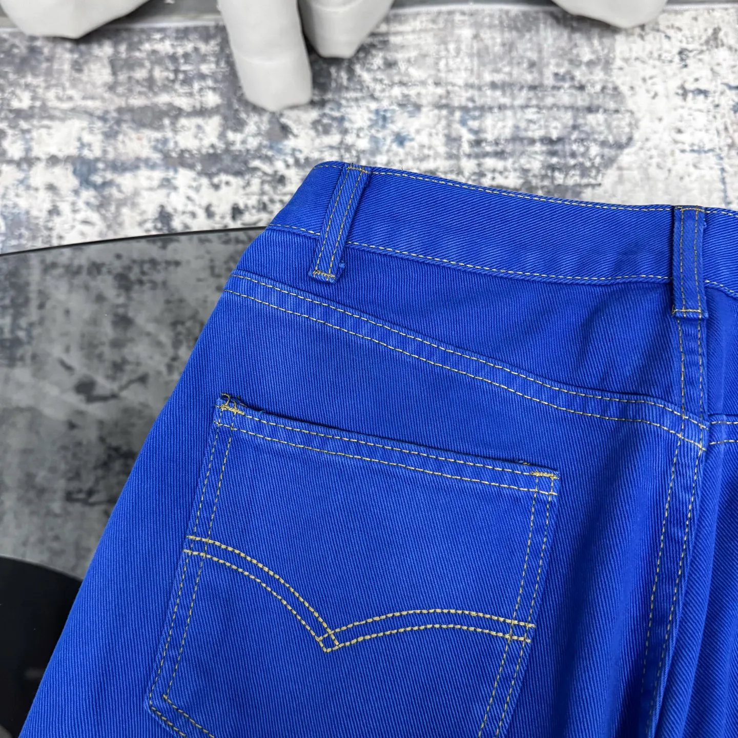 P260 Chrome hearts｜ch Chrome hearts London limited dopamine blue leather jeans, counter price 22W level, patchwork cross pattern embellishment, washed jeans! ! An absolutely high-end luxury product, a 1.9W-level god-level single product, a super popular product, made by top heavy industry, a magic weapon that cannot be missed! [About Zangyin] This is an extremely luxurious fashion brand that can also be called the aristocracy of the high street. It has always been an exclusive brand for some hipsters or rich second generations. Compared with ordinary high streets, it is more luxurious and noble. Compared with luxury brands, it is more fashionable and individual. It has always been a brand that I have a special liking for. [Top heavy industry fashion design] Consistently high-street luxury style. Speaking of this style, the Zangyin family and GU family are definitely the leading representative brands. Especially the Zangyin family has really achieved a state-of-the-art effect in creating high-street style. The unique washed material is used to create this style. The color system is already quite eye-catching. After it is decorated with patchwork cross flowers, it cleverly highlights the charm of the brand. Secondly, this style uses classic The high-waist cutting design highlights the long legs and fashionable temperament of the upper body. The brand is highly recognizable and the slim fit configuration is more suitable for daily wear. It is a product that interprets personality, fashion, and specifications at a glance. This single product is enough to make any fan excited. It can be a white T-shirt for a youthful college style, or a tight suspender for a royal style. It has strong matching ability and can be easily controlled by men.  [Materials and craftsmanship] Needless to say, this point goes without saying. As an excellent craftsman brand, Zangyin’s requirements for details and craftsmanship are really perfect. The washed color of this model has gone through so many processes, not to mention the embellishment of denim appliques. It is also purely hand-made and sewn. Just like what they believe in, only hand-made things have soul and have the meaning of wear. A top-notch heavy-duty fashionable denim item, I look forward to your perfect interpretation! !   Color: Dark blue Size: S-XL (28 30 32 34) Pants length: 101/103/105/107 Waist: 78/82/86/90 Recommended height: 170/175/180/185 Recommended weight: 120/140/160/180